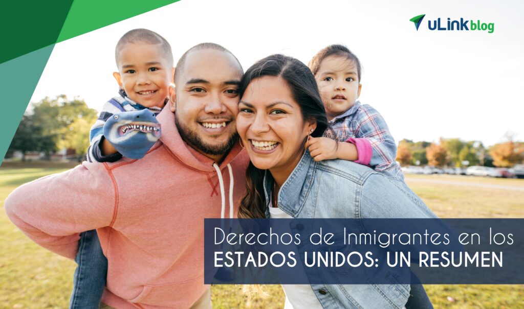 Familia de inmigrantes sonriendo a la cámara